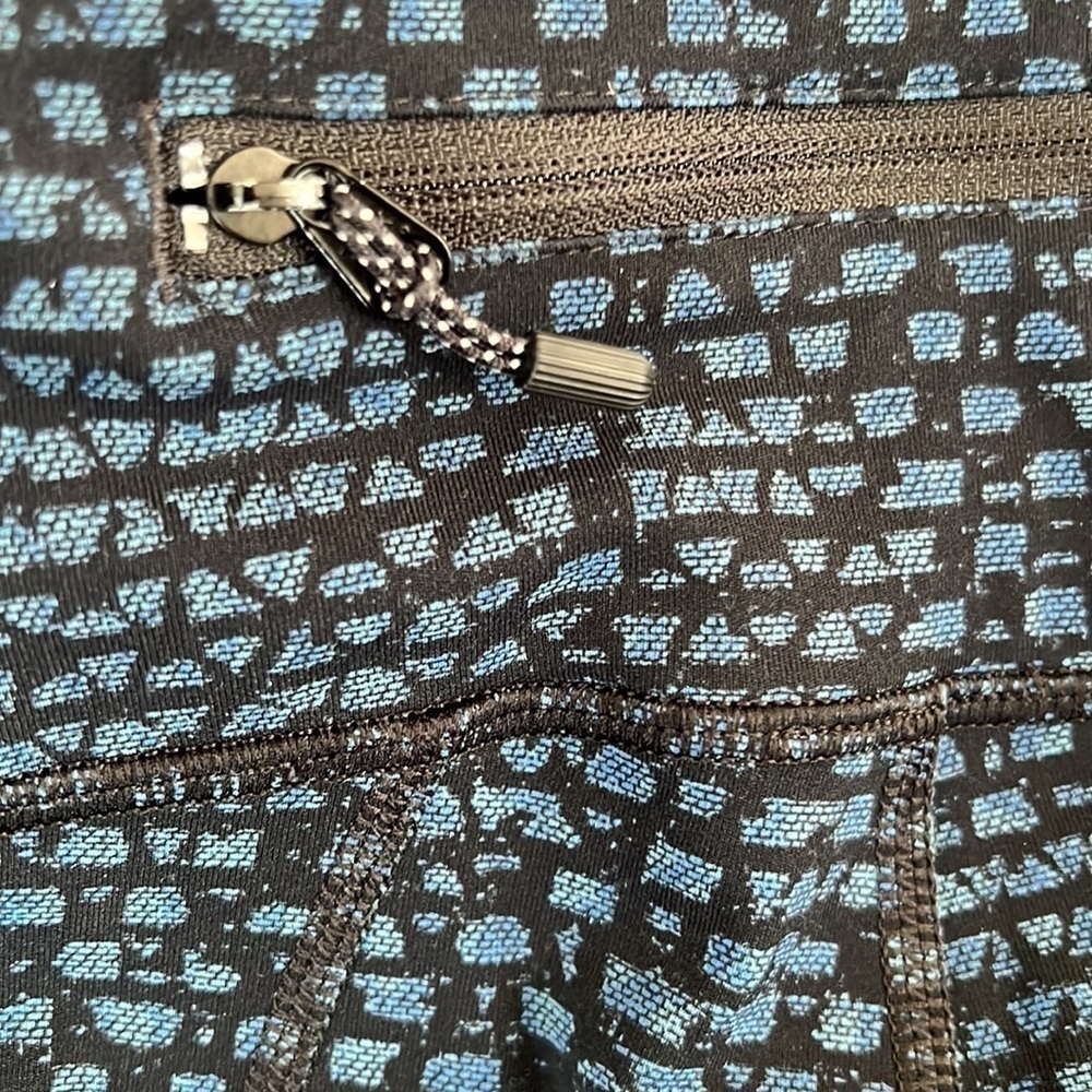 Lululemon Women's Shatter Weave
Mesh Pace Rival Crop Leggings Size 2 - Picture 12 of 12